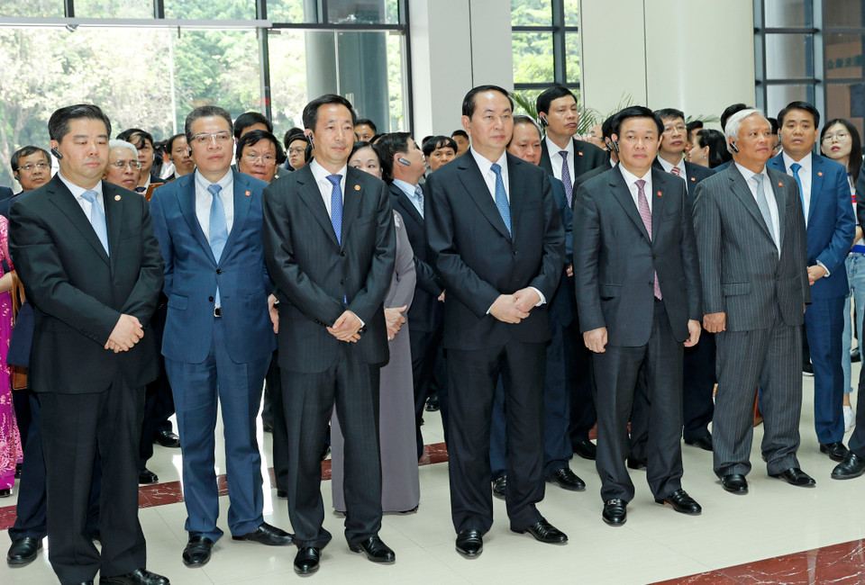 国家主席陈大光一行造访福州市行政服务中心。（图片来源：越通社）