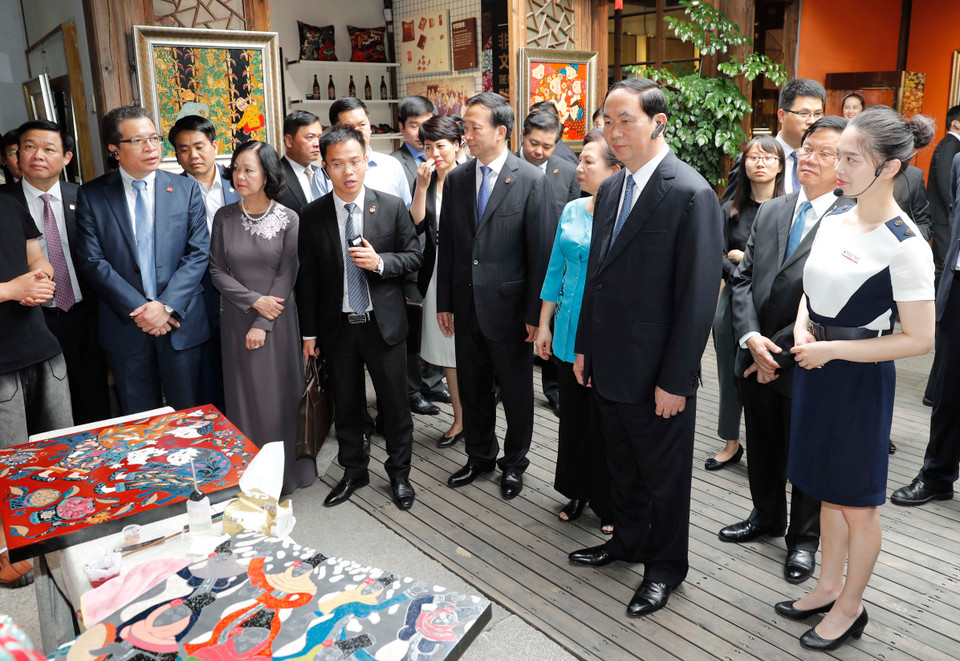 参观在福州市古街区举行的越南广宁省旅游推介会。（图片来源：越通社）