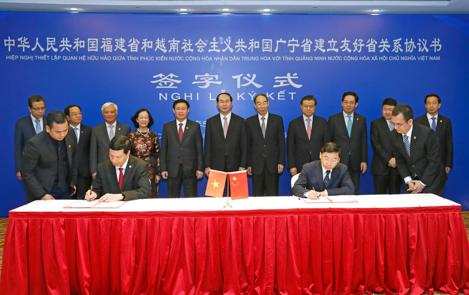 国家主席陈大光见证越南广宁省和中国福建省建立友好合作关系的协议书的签署。（图片来源：越通社）