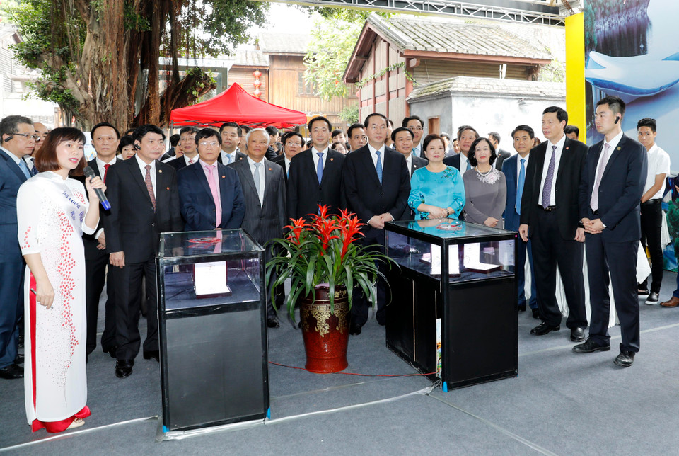 参观在福州市古街区举行的越南广宁省旅游推介会。（图片来源：越通社）