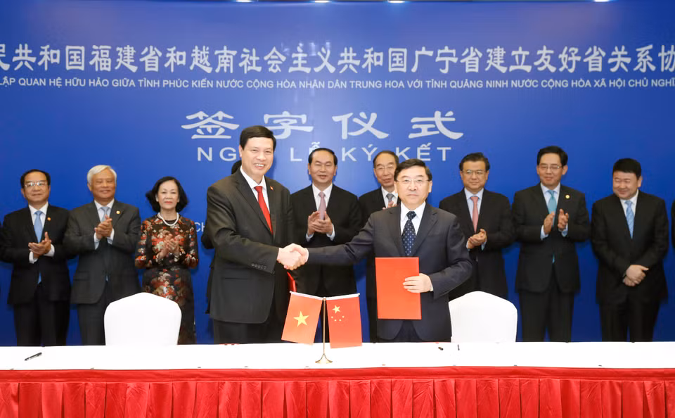 国家主席陈大光见证越南广宁省和中国福建省建立友好合作关系的协议书的签署。（图片来源：越通社）