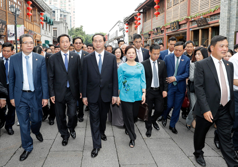 国家主席陈大光一行参观福州市古街。（图片来源：越通社）