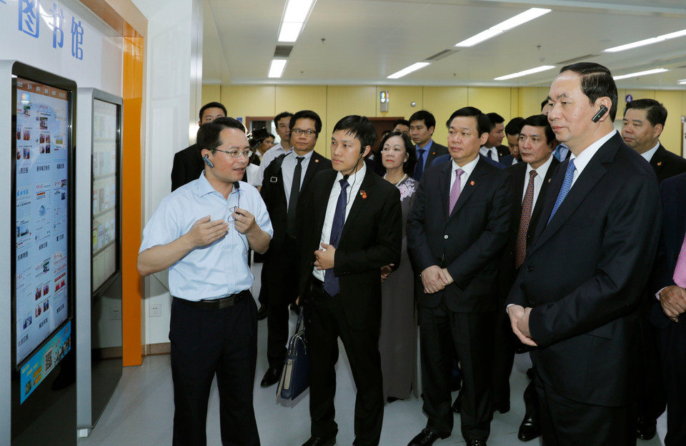 国家主席陈大光一行造访福州市行政服务中心。（图片来源：越通社）