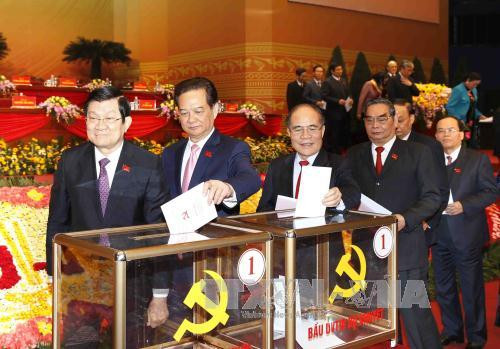  越南政府总理阮晋勇投票选出越共第十二届中央委员会。（图片来源：越通社）