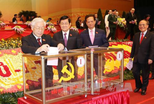  越共中央总书记阮富仲投票选出越共第十二届中央委员会。（图片来源：越通社）