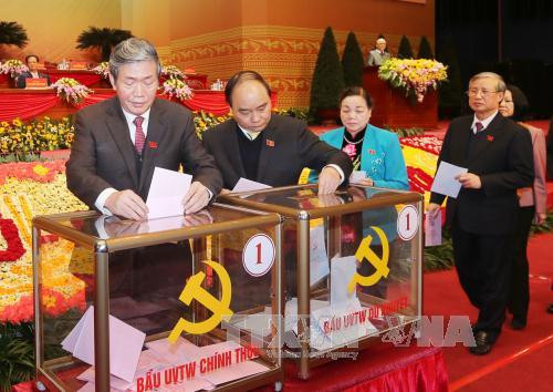  越共中央书记处书记、中央宣教部部长丁世兄投票选出越共第十二届中央委员会。（图片来源：越通社）