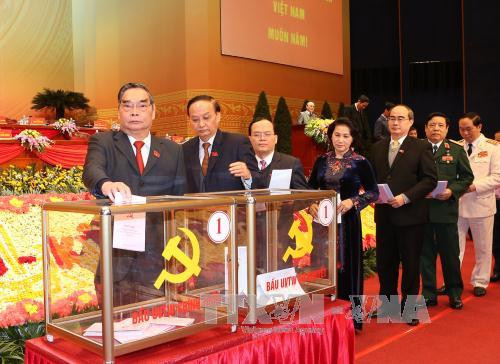  越共中央书记处书记常务书记黎鸿英投票选出越共第十二届中央委员会。（图片来源：越通社）