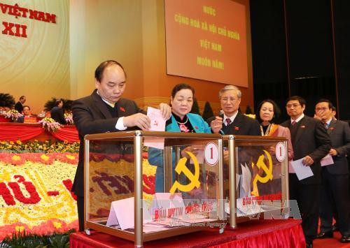  越南政府副总理阮春福投票选出越共第十二届中央委员会。（图片来源：越通社）