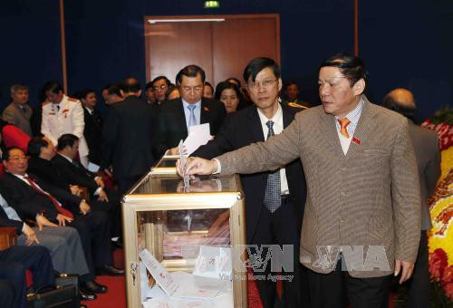  与会代表参加投票选出越共第十二届中央委员会。（图片来源：越通社）