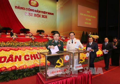  越南国防部长冯光青大将投票选出越共第十二届中央委员会。（图片来源：越通社）