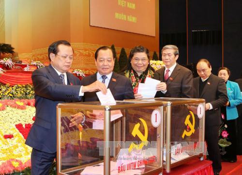  范光毅同志和黎青海同志投票选出越共第十二届中央委员会。（图片来源：越通社）
