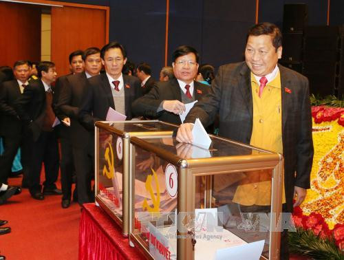  与会代表参加投票选出越共第十二届中央委员会。（图片来源：越通社）