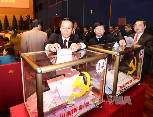  越南通讯社社长阮德利投票选出越共第十二届中央委员会。（图片来源：越通社）