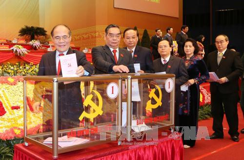  越南国会主席阮生雄投票选出越共第十二届中央委员会。（图片来源：越通社）