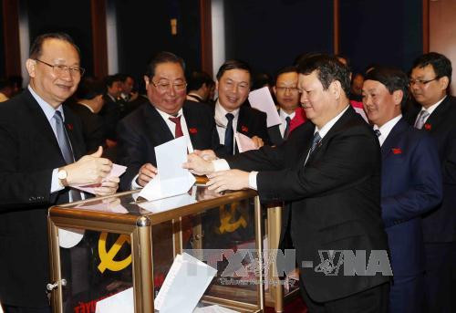  与会代表参加投票选出越共第十二届中央委员会。（图片来源：越通社）
