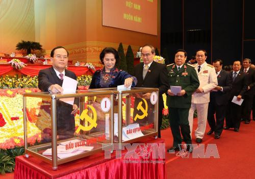  越南国会副主席阮氏金银投票选出越共第十二届中央委员会。（图片来源：越通社）