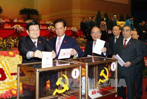  越南国家主席张晋创投票选出越共第十二届中央委员会。（图片来源：越通社）