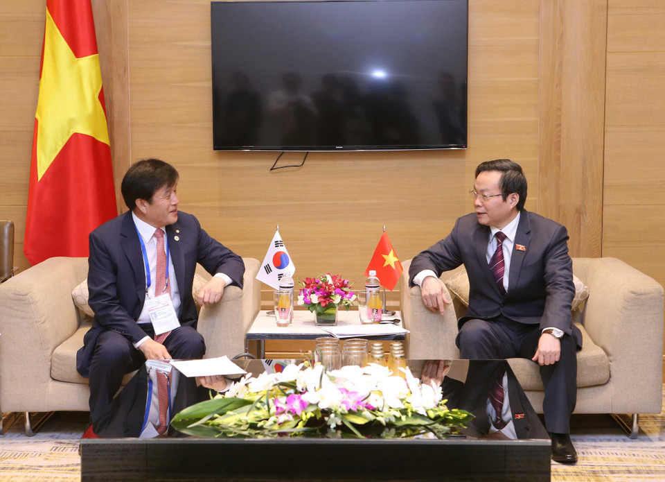 越南国会副主席冯国显（右）会见韩国国会议员李珍莫。（图片来源：越通社）