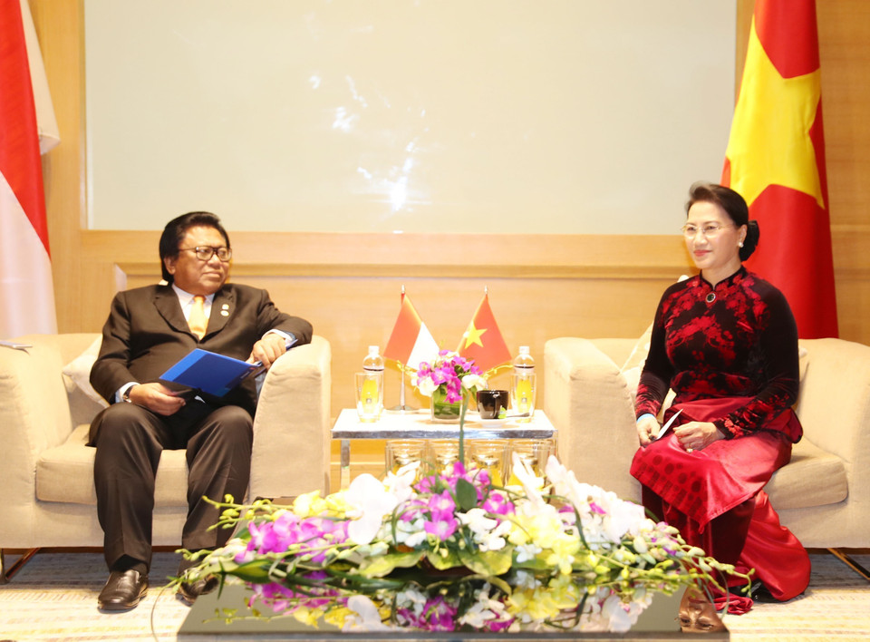 越南国会主席阮氏金银（右）会见印尼地方代表理事会主席乌斯曼•沙普达。（图片来源：越通社）