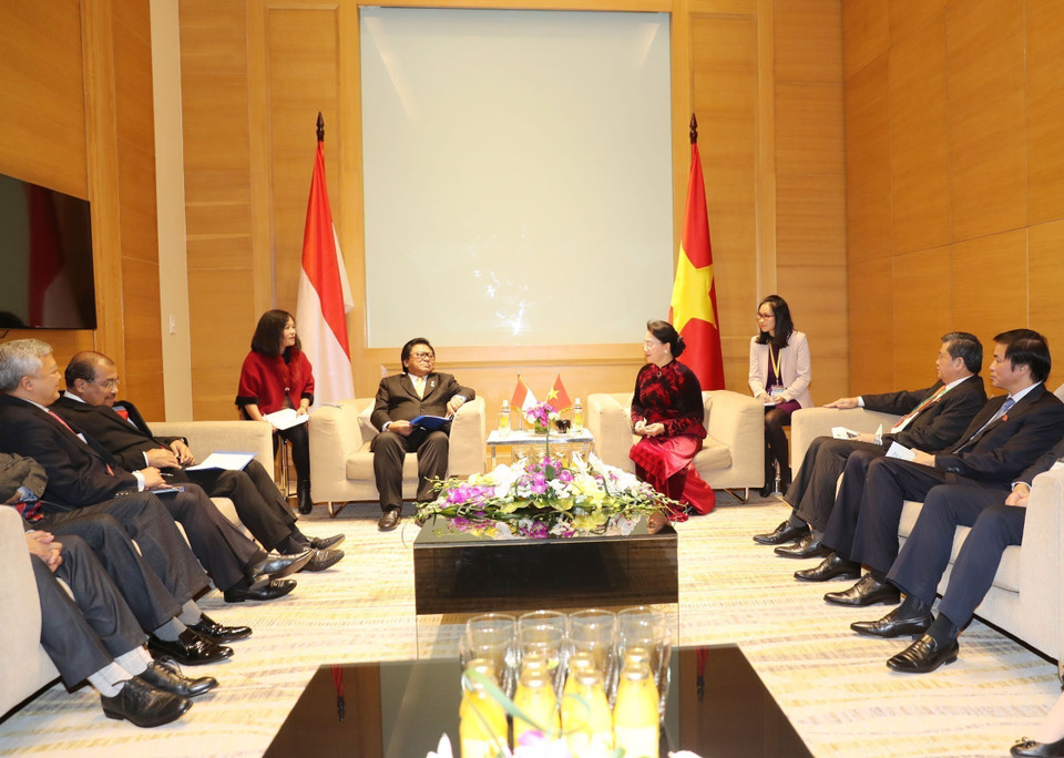 越南国会主席阮氏金银（右）会见印尼地方代表理事会主席乌斯曼•沙普达。（图片来源：越通社）