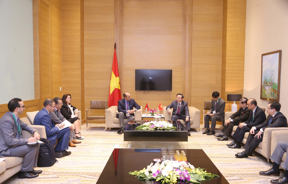 越南国会副主席冯国显（右）会见摩洛哥参议院副议长穆罕默德•乌兹尼。（图片来源：越通社）