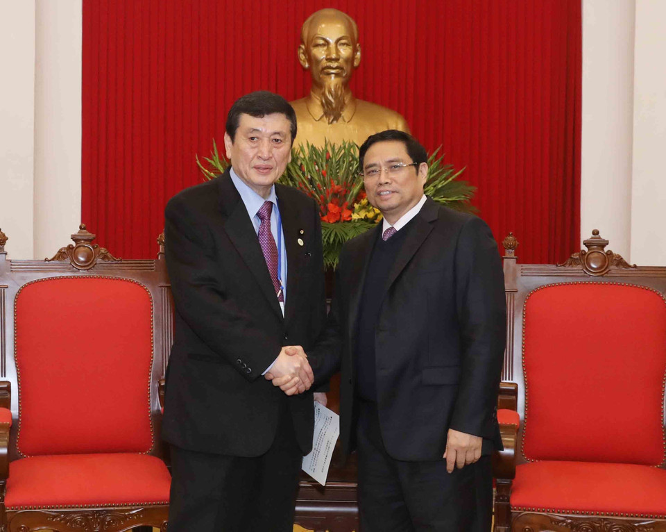 越共中央组织部部长范明正（右）会见日本众议院宪法研究委员会主任柳本卓治。（图片来源：越通社）