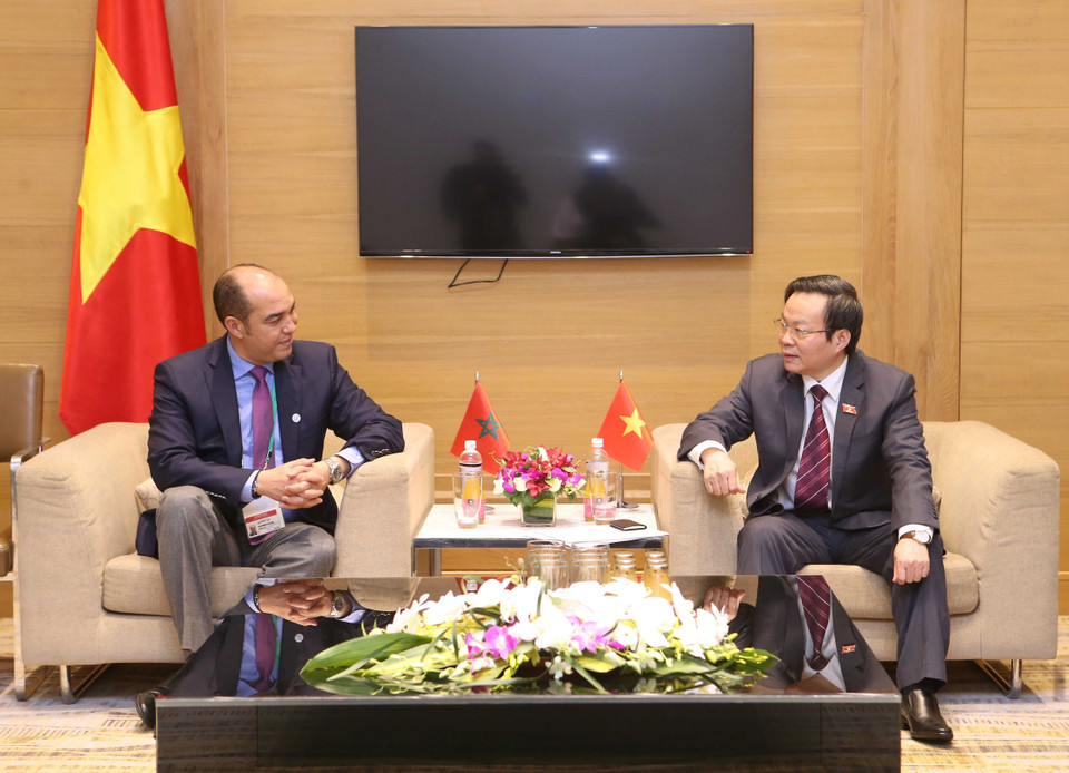 越南国会副主席冯国显（右）会见摩洛哥参议院副议长穆罕默德•乌兹尼。（图片来源：越通社）