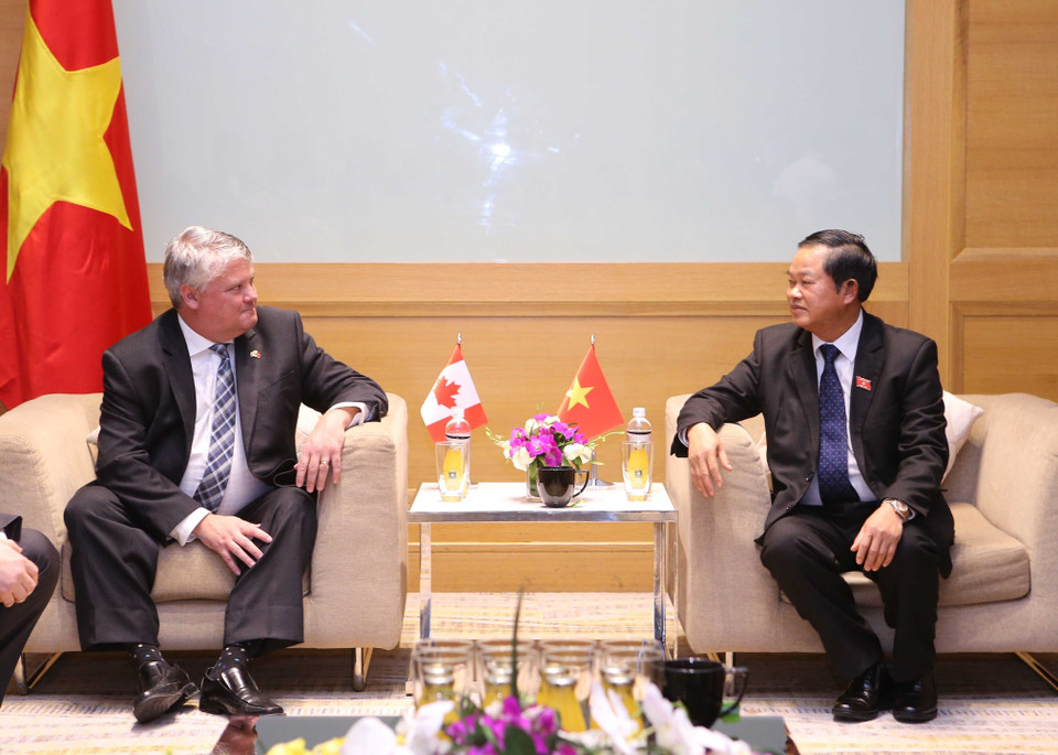 越南国会副主席杜伯巳（右）会见加拿大议会加中协会共同主席约瑟夫•戴伊（Joseph Day）。（图片来源：越通社）