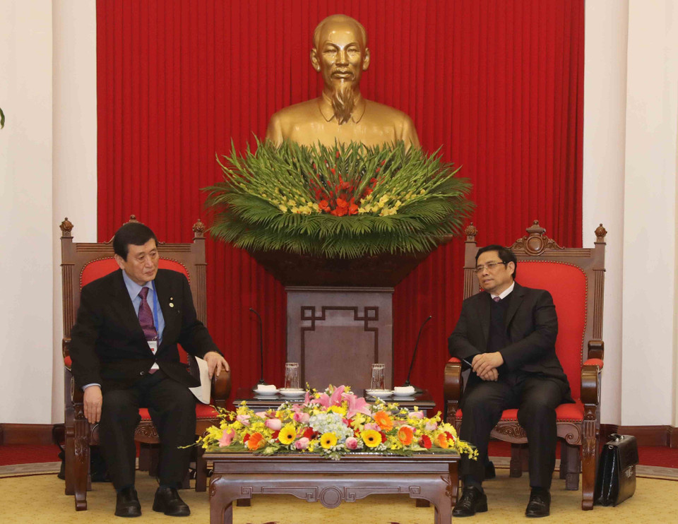 越共中央组织部部长范明正（右）会见日本众议院宪法研究委员会主任柳本卓治。（图片来源：越通社）