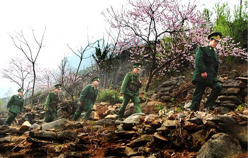 河江省边防部队在边界线上巡逻。