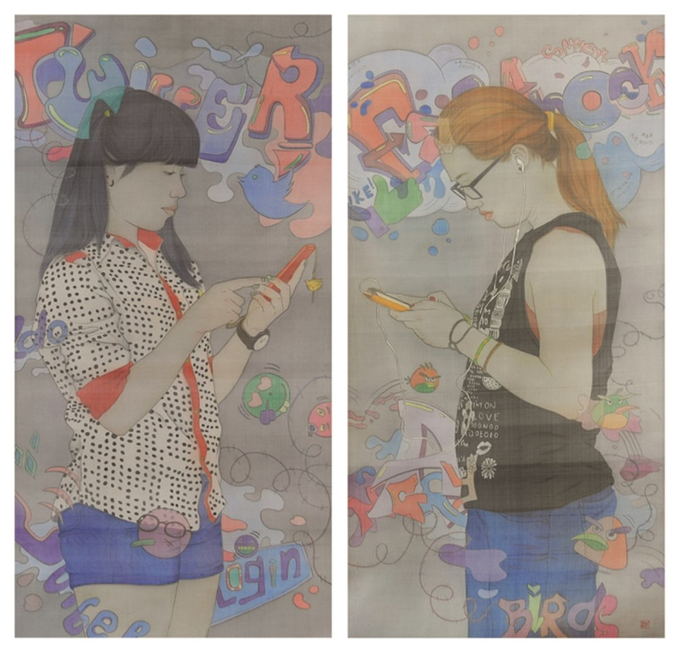 范红如作者的“年轻人故事”丝绸画作品。（图片来源：2015年越南美术展组委会）