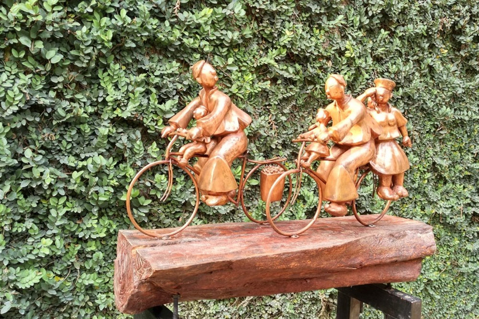 范泰平作者的“下午集市”雕刻作品。（图片来源：2015年越南美术展组委会）