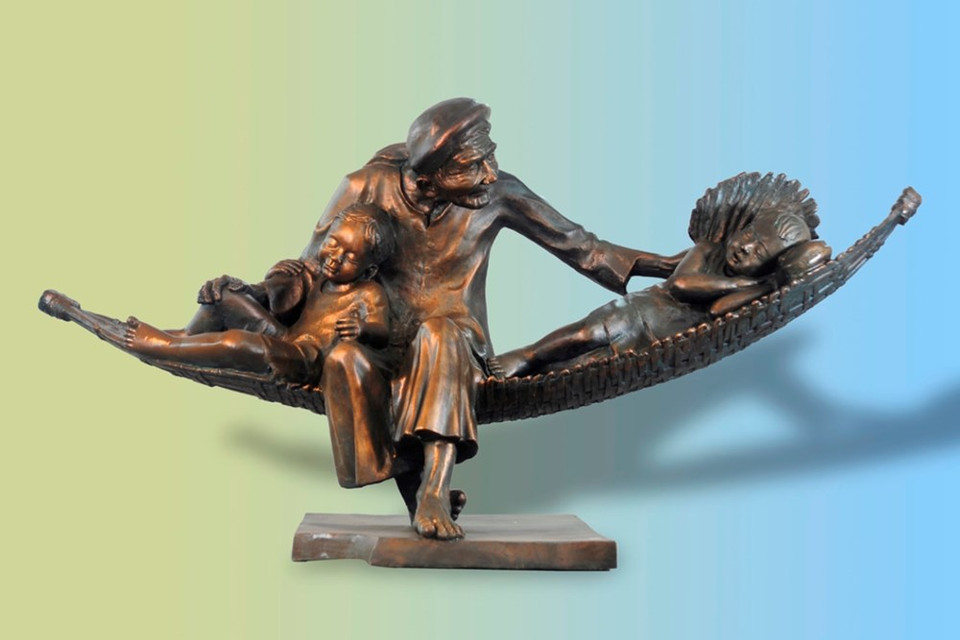 阮文前作者的“摇篮曲”雕刻作品。（图片来源：2015年越南美术展组委会）