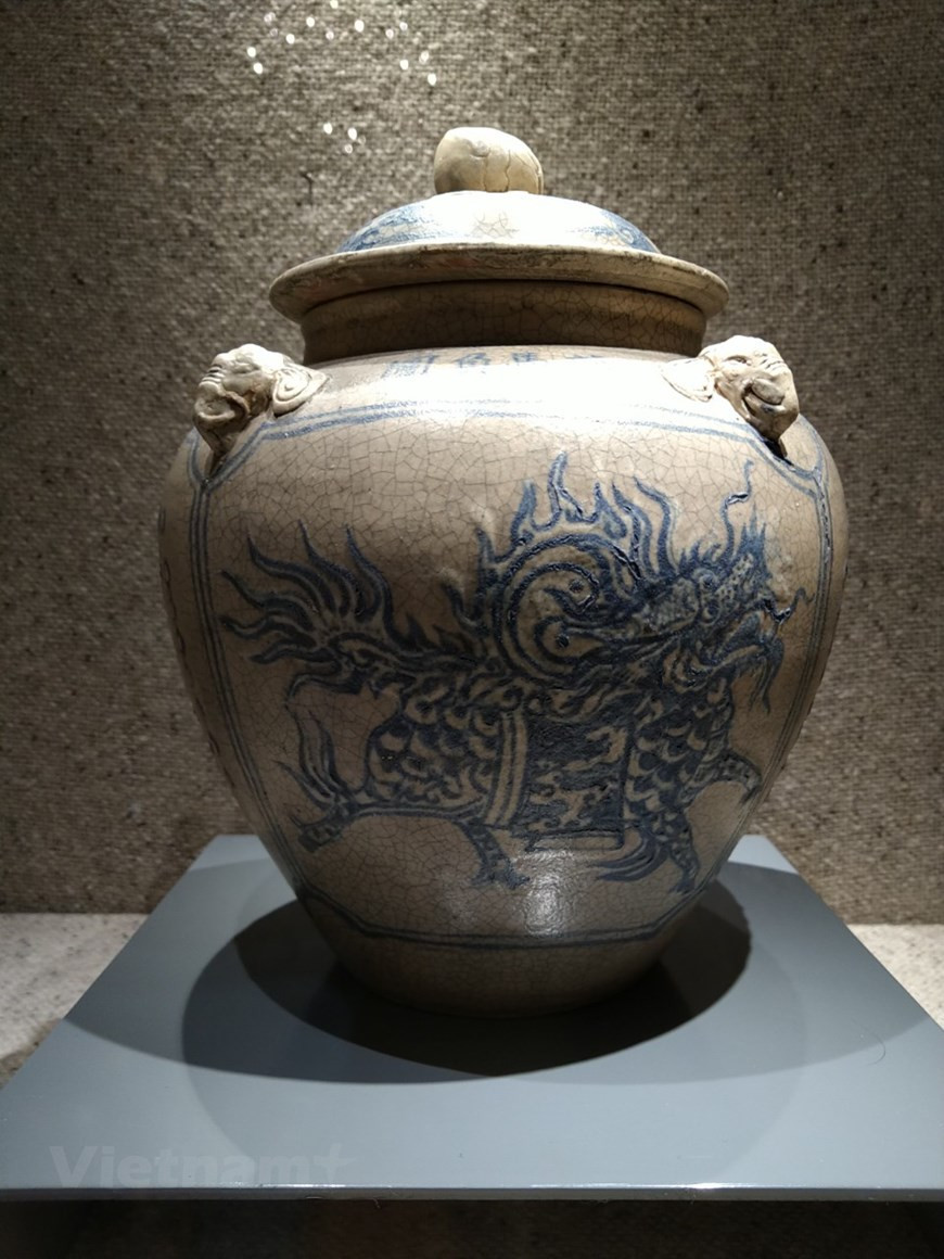 历史的变迁使各陶瓷生产中心从18世纪逐渐淡出， 14世纪形成的钵场传统陶瓷村也受到了影响，陶瓷出口市场已不复存在，但越南陶瓷业凭借国内庞大的消费需求仍保持生机勃勃的状态。 这是至今仍存在并持续发展的少数传统陶瓷生产中心之一，成为越南一家生动的博物馆。图为钵场陶瓷裂纹珐琅，嘉隆时期（1802-1819）涂成蓝色。图自Vietnam+