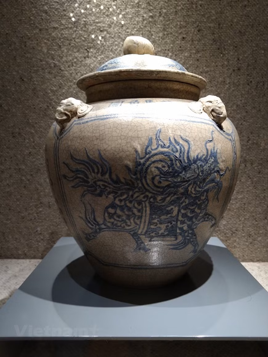 历史的变迁使各陶瓷生产中心从18世纪逐渐淡出， 14世纪形成的钵场传统陶瓷村也受到了影响，陶瓷出口市场已不复存在，但越南陶瓷业凭借国内庞大的消费需求仍保持生机勃勃的状态。 这是至今仍存在并持续发展的少数传统陶瓷生产中心之一，成为越南一家生动的博物馆。图为钵场陶瓷裂纹珐琅，嘉隆时期（1802-1819）涂成蓝色。图自Vietnam+