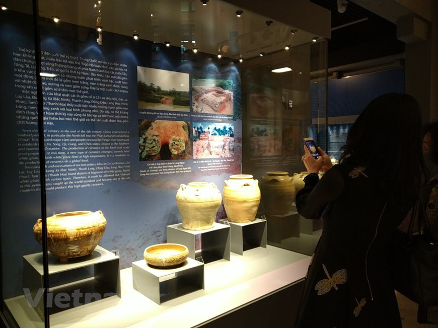 此次展览介绍了越南各个时期陶器风格的典型文物。越南陶瓷历史悠久，自史前时代就在人类生活中发挥了重要作用。专家们指出，自10世纪开始，陶瓷行业强劲发展，对经济文化复苏和发展起着举足轻重的作用，以丰富的种类、多样的装饰手法、独特的美术风格打造出自己的陶瓷特色。图自图自Vietnam+