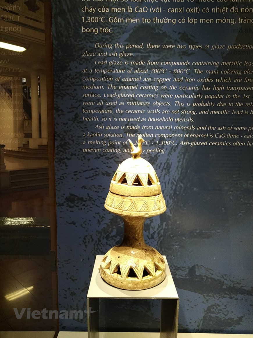 越南陶瓷历史非常悠久，自史前时代就在人类生活中发挥了重要作用。 越南的陶艺行业迅速吸收、掌握和发展，创造了新面貌，为后来制作釉面陶瓷奠定了基础，使越南成为世界上釉陶生产早期出现并持续发展的少数国家之一。图为1至3世纪的香炉。图自Vietnam+