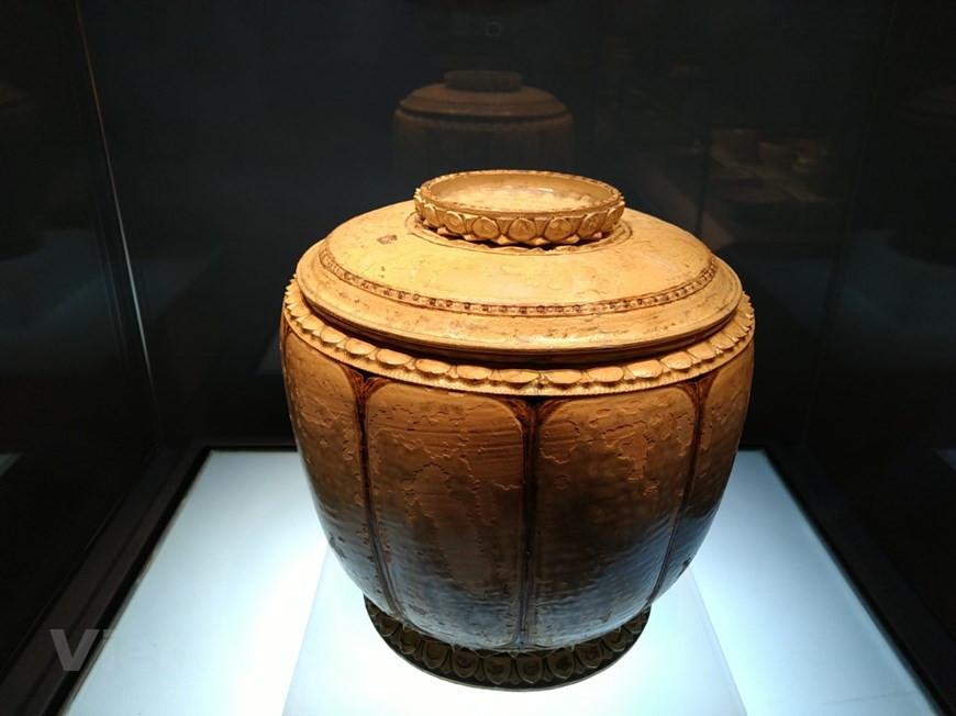 此次展览介绍了越南各个时期陶器风格的典型文物。越南陶瓷历史非常悠久，自史前时代就在人类生活中发挥了重要作用。专家们指出，自10世纪开始，陶瓷行业强劲发展，对经济文化复苏和发展起着举足轻重的作用，以丰富的种类、多样的装饰手法、独特的美术风格打造出自己的陶瓷特色。图自Vietnam+