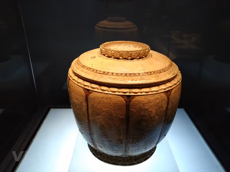 此次展览介绍了越南各个时期陶器风格的典型文物。越南陶瓷历史非常悠久，自史前时代就在人类生活中发挥了重要作用。专家们指出，自10世纪开始，陶瓷行业强劲发展，对经济文化复苏和发展起着举足轻重的作用，以丰富的种类、多样的装饰手法、独特的美术风格打造出自己的陶瓷特色。图自Vietnam+