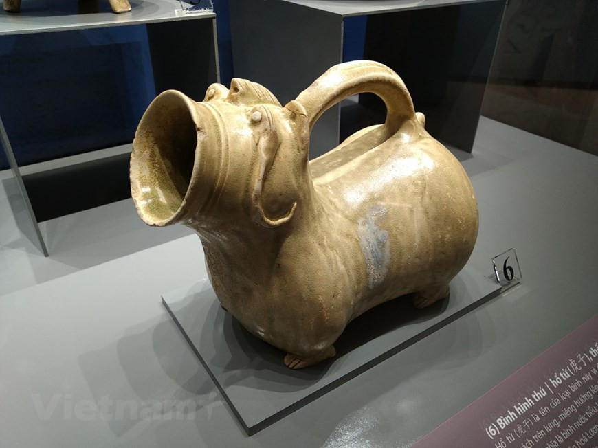 展览会按时间分为四个展区，包括公元前10个世纪， 11-14世纪， 15 至 17 世纪的越南陶瓷和 18 至 19 世纪的钵场陶瓷。15-17世纪，陶瓷成为越南重要的出口产品，为越南陶瓷行业在数量和质量上得到飞速发展创造了便利条件，拥有许多专业生产中心，许多陶瓷品种达到较高的技术和艺术水平。图为1 至 3 世纪的动物形陶瓶。图自Vietnam+
