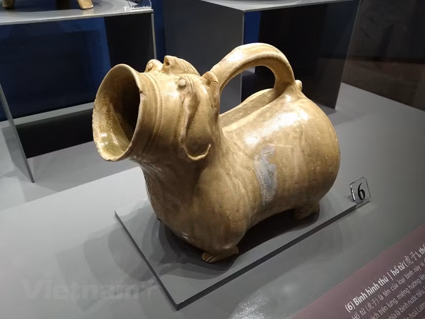 展览会按时间分为四个展区，包括公元前10个世纪， 11-14世纪， 15 至 17 世纪的越南陶瓷和 18 至 19 世纪的钵场陶瓷。15-17世纪，陶瓷成为越南重要的出口产品，为越南陶瓷行业在数量和质量上得到飞速发展创造了便利条件，拥有许多专业生产中心，许多陶瓷品种达到较高的技术和艺术水平。图为1 至 3 世纪的动物形陶瓶。图自Vietnam+