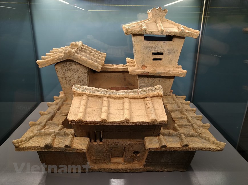 专家们指出，越南陶瓷历史悠久，自史前时代就在人类生活中发挥了举足轻重的作用。越南的陶艺行业迅速吸收精髓，不断发展并创造了新面貌，为后来制作釉面陶瓷奠定基础，使越南成为世界上釉陶生产早期出现并持续发展的少数国家之一。图为1至3世纪砖墓中的葬礼物品。图自Vietnam+