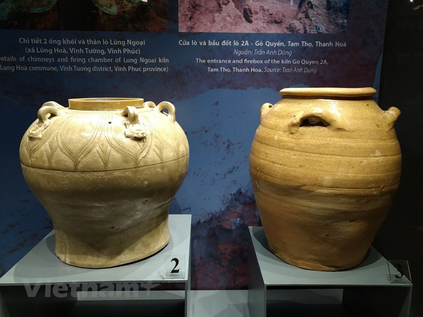 越南的陶艺行业吸收各方精髓，迅速发展，为后来制作釉面陶瓷奠定基础。自10世纪开始，陶瓷行业强劲发展，对经济文化复苏和发展起着举足轻重的作用，以丰富的种类、多样的装饰手法、独特的美术风格打造出自己的陶瓷特色。图为7-9世纪绿灰色珐琅花瓶。图自Vietnam+