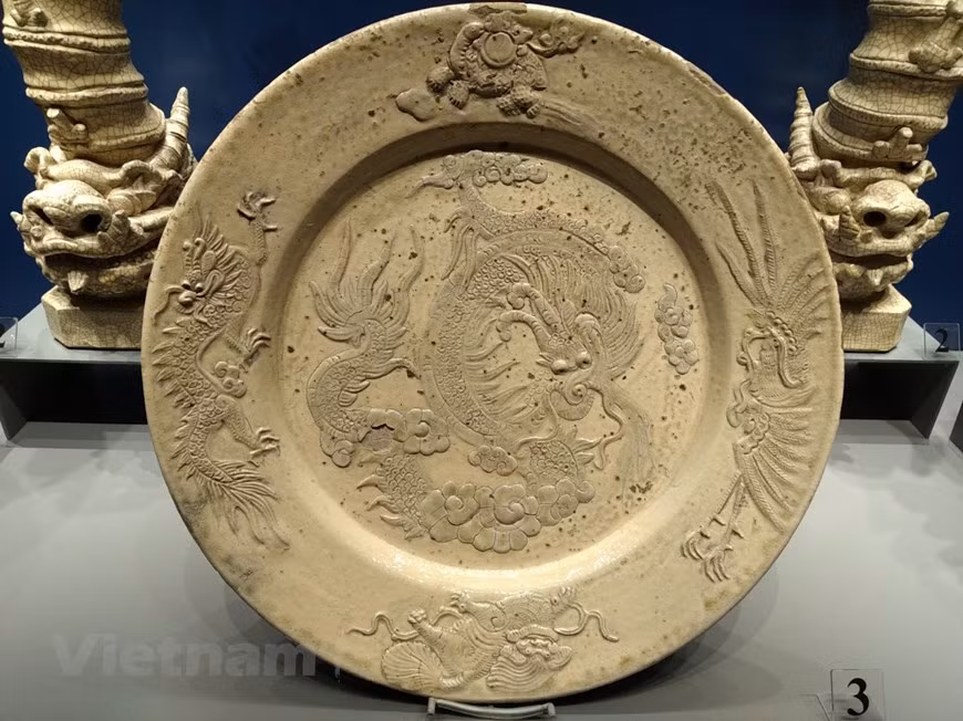 自10世纪开始，陶瓷行业强劲发展，对经济文化复苏和发展起着举足轻重的作用，以丰富的种类、多样的装饰手法、独特的美术风格打造出自己的陶瓷特色。 尤其是黎—陈时期的越南陶瓷发展具有独立性，探索了具有浓郁地方特色的装饰主题，同时也吸收并大力改变外国陶瓷的精髓。图为18世纪珐琅盘。图自Vietnam+