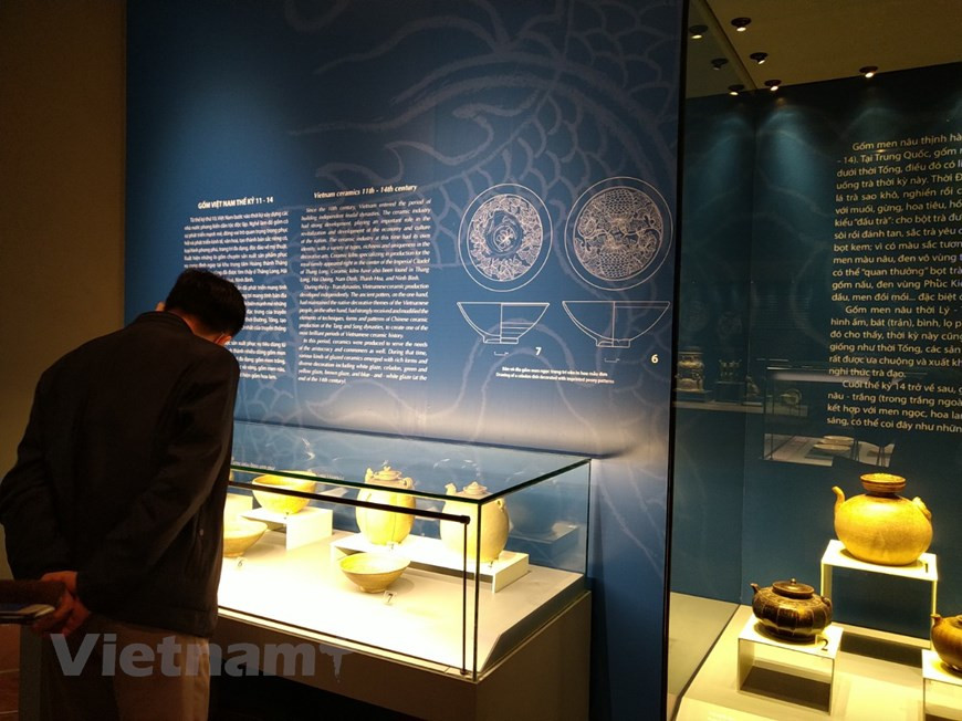 越南陶器历史悠久，汇聚民族文化精髓的越南陶瓷深受学者和古董收藏家的喜爱，他们花费大量的时间和精力投入研究和收藏具有高价值的陶瓷作品集。15-17世纪，陶瓷成为越南重要的出口产品，为越南陶瓷行业在数量和质量上得到飞速发展创造了便利条件，拥有许多专业生产中心，许多陶瓷品种达到较高的技术和艺术水平。图自Vietnam+