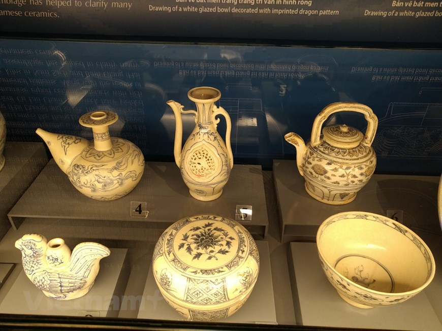 越南的陶艺行业吸收各方精髓，迅速发展，为后来制作釉面陶瓷奠定基础，使越南成为世界上釉陶生产早期出现并持续发展的少数国家之一。历史悠久，汇聚民族文化精髓的越南陶瓷深受学者和古董收藏家的喜爱，他们花费大量的时间和精力投入研究和收藏具有高价值的陶瓷作品集。图为15世纪从占婆岛古船上捞到的一组文物。图自Vietnam+