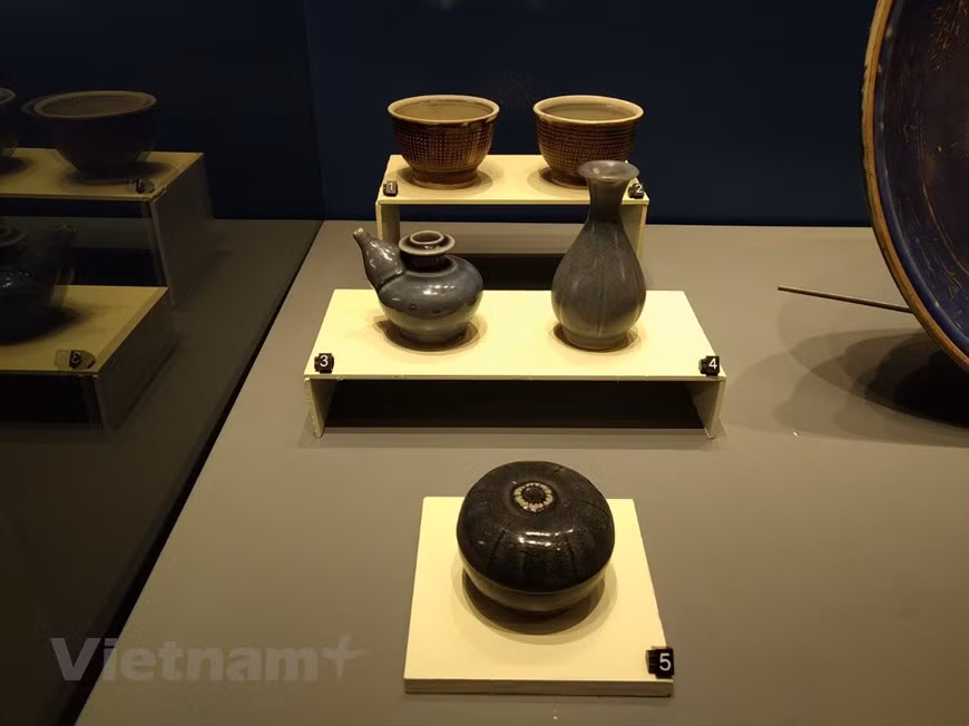  “越南陶瓷精髓”展览会向国内外公众介绍了具有2000多年历史的丰富完整、具有高艺术价值的釉陶瓷作品集。越南的陶艺行业吸收各方精髓，迅速发展，创造了新面貌，为后来制作釉面陶瓷奠定基础，使越南成为世界上釉陶生产早期出现并持续发展的少数国家之一。图自Vietnam+