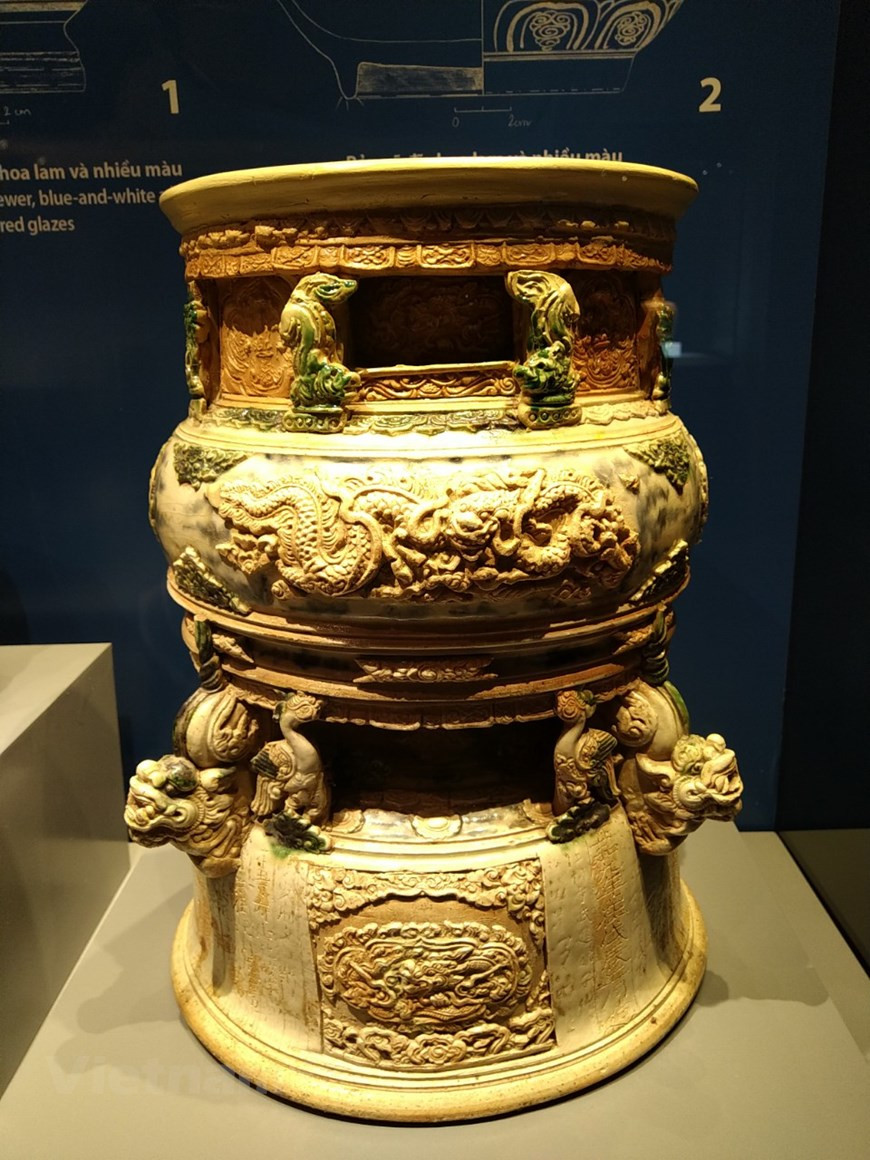 越南陶瓷历史非常悠久，自史前时代就在人类生活中发挥了重要作用。历史的变迁使各陶瓷生产中心从18世纪逐渐淡出， 14世纪形成的钵场传统陶瓷村也受到了影响，陶瓷出口市场已不复存在，但越南陶瓷业凭借国内庞大的消费需求仍保持生机勃勃的状态。图为17世纪香炉。图自Vietnam+