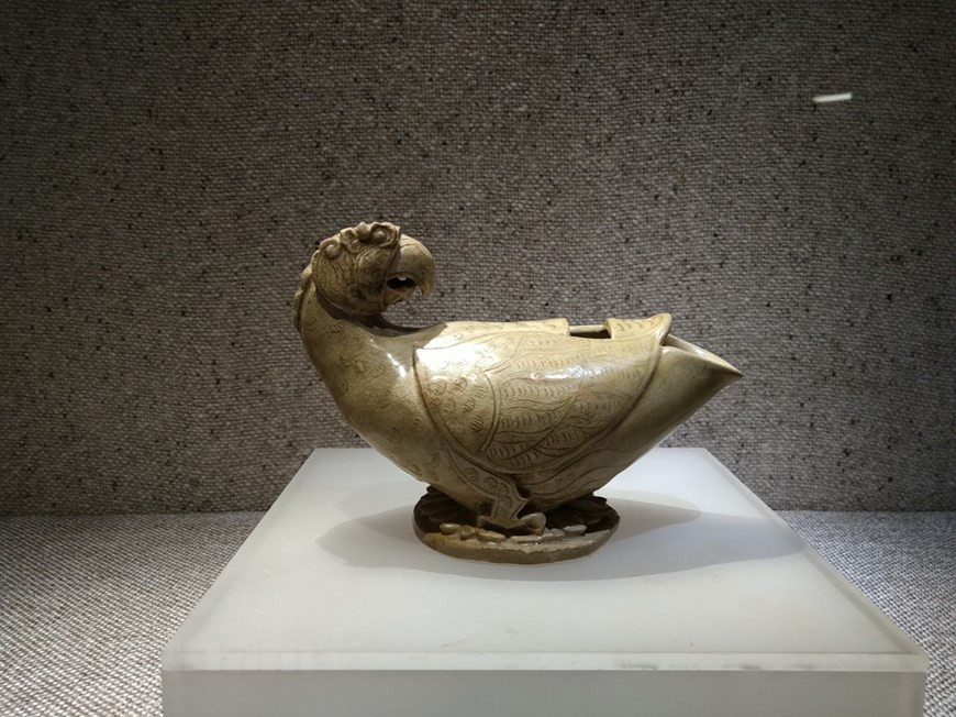 展览会设有四个展区，包括公元前10个世纪， 11-14世纪， 15 至 17 世纪的越南陶瓷和 18 至 19 世纪的钵场陶瓷。15-17世纪，陶瓷成为越南重要的出口产品，为越南陶瓷行业在数量和质量上得到飞速发展创造了便利条件，拥有许多专业生产中心，许多陶瓷品种达到较高的技术和艺术水平。图为12至13世纪的白色珐琅鹦鹉。图自Vietnam+