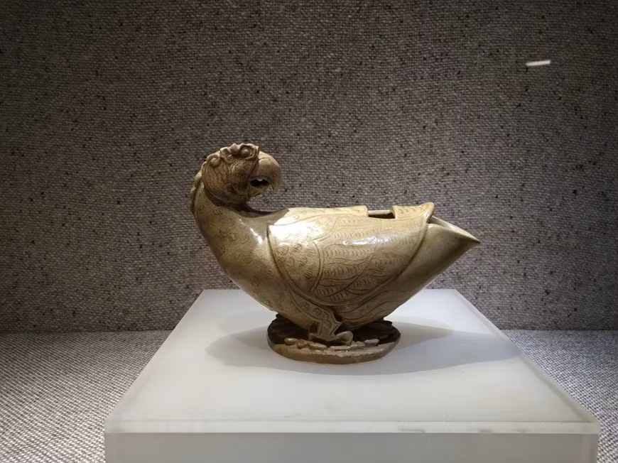 展览会设有四个展区，包括公元前10个世纪， 11-14世纪， 15 至 17 世纪的越南陶瓷和 18 至 19 世纪的钵场陶瓷。15-17世纪，陶瓷成为越南重要的出口产品，为越南陶瓷行业在数量和质量上得到飞速发展创造了便利条件，拥有许多专业生产中心，许多陶瓷品种达到较高的技术和艺术水平。图为12至13世纪的白色珐琅鹦鹉。图自Vietnam+